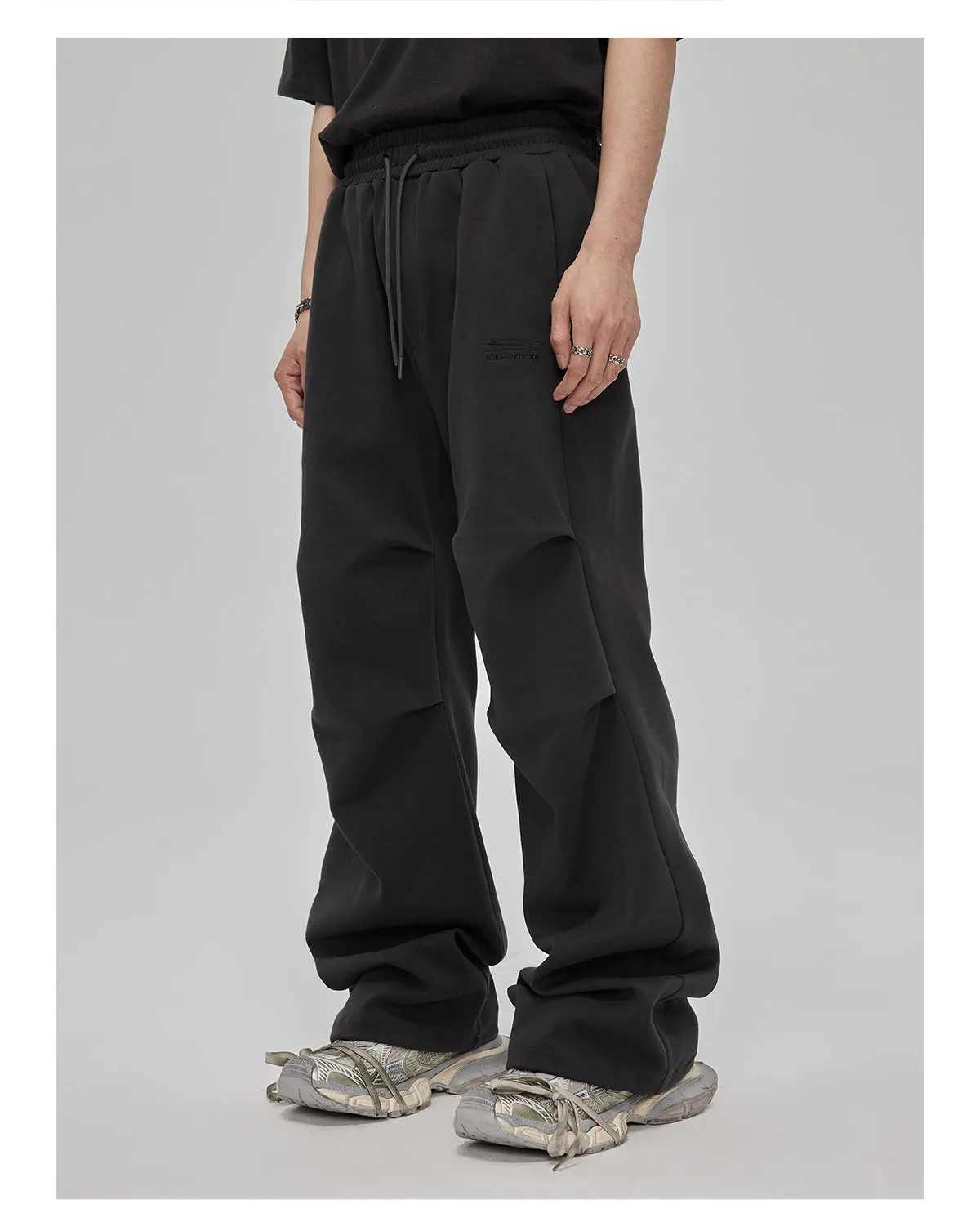 Three-dimensional pleats sweatpants