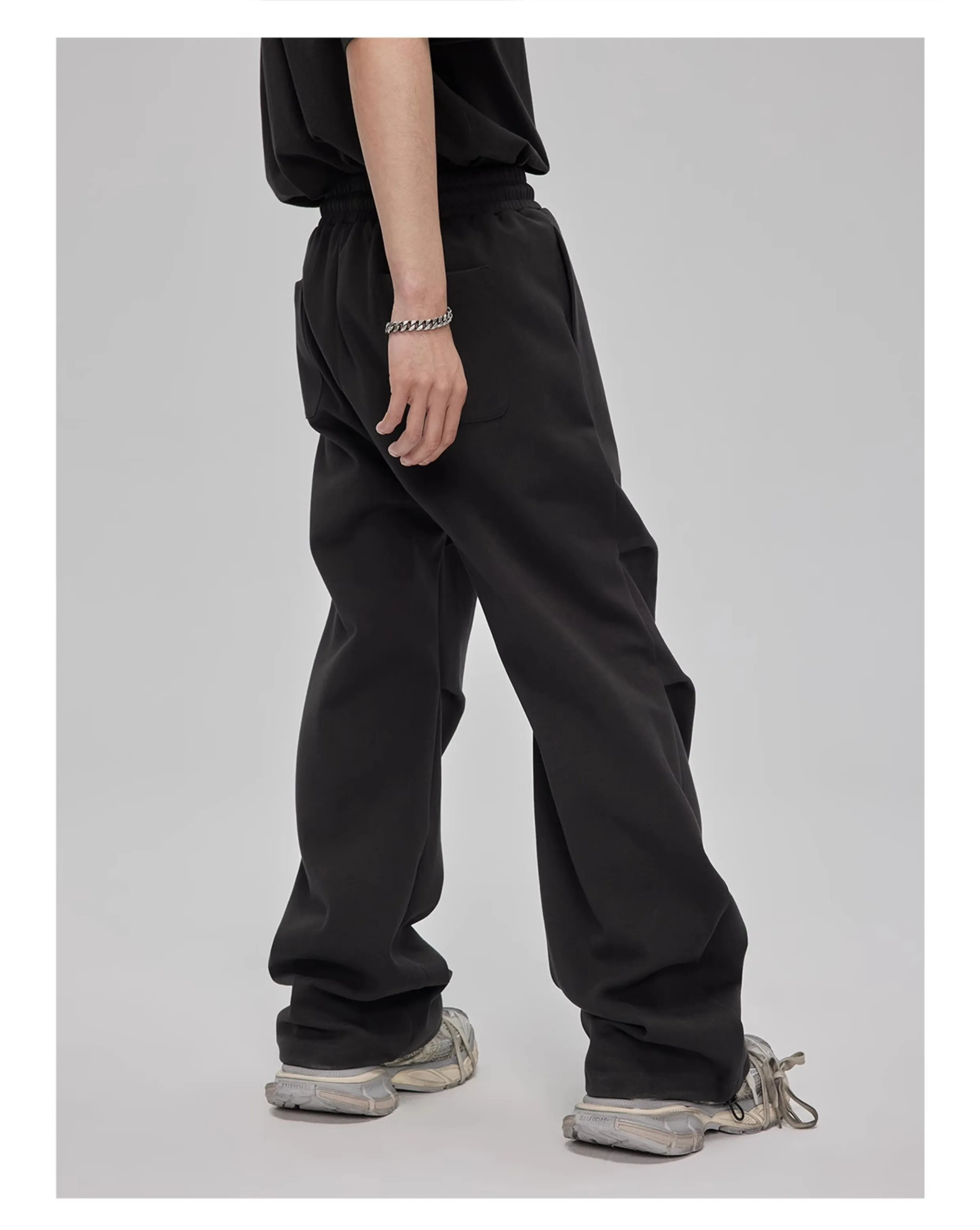 Three-dimensional pleats sweatpants
